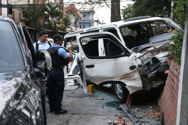 Choque entre carro de la Policía y rapidito deja cinco pasajeros heridos