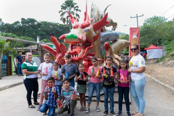 Estos niños aprendieron a hacer dinosaurios como parte del evento cultural.