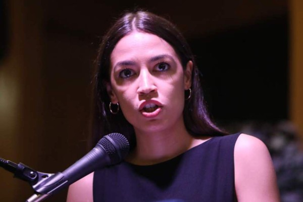 Un policía de EEUU sugiere que deberían dispararle a la congresista Ocasio-Cortez