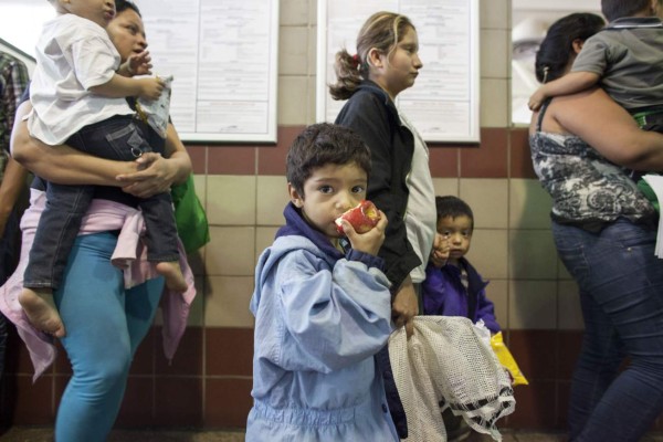 Más de un millar de niños inmigrantes en riesgo de deportación de EUA