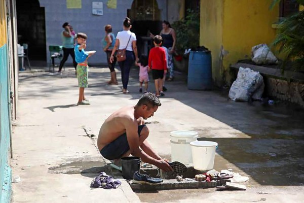 Más de 1,200 damnificados continúan en albergues y decenas en los bulevares