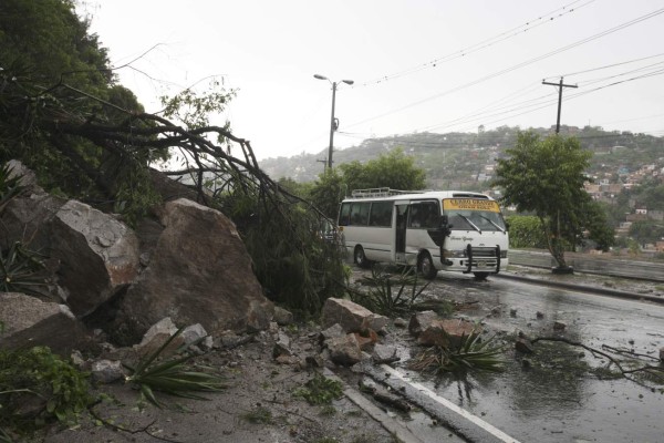 Una hora de lluvia causa estragos en Tegucigalpa