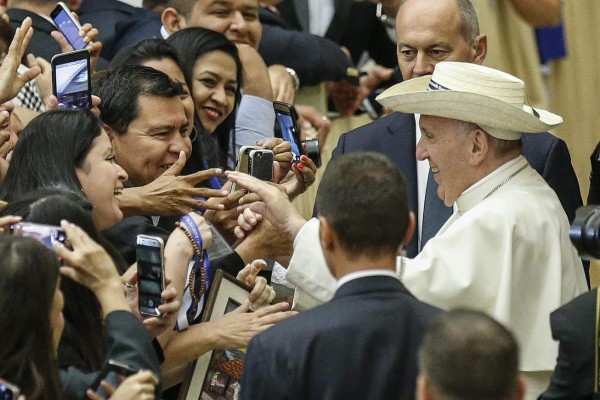 Miles de salvadoreños piden a Francisco que vaya a El Salvador