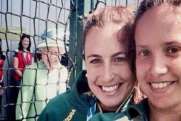 La reina Isabel causa sensación en redes al 'colarse en una selfie'