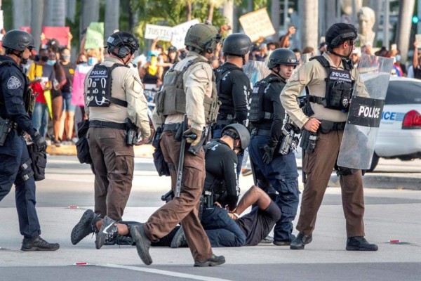 Policía de Miami prohíbe la técnica de arresto por estrangulamiento