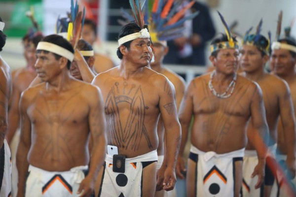 PE02. PUERTO MALDONADO (PERÚ).- Fotografía cedida por la Agencia Peruana de Noticias (Andina) muestra a miembros de comunidades nativas mientras se preparan para la llegada del papa Francisco hoy, viernes 19 de enero de 2018, en el Coliseo de Puerto Maldonado (Perú). El papa Francisco partió hoy en un avión con su comitiva oficial hacia la ciudad selvática de Puerto Maldonado, al sureste de Perú, donde se reunirá con las comunidades nativas amazónicas. EFE/ANDINA/Carlos Lezama/SOLO USO EDITORIAL/NO VENTAS