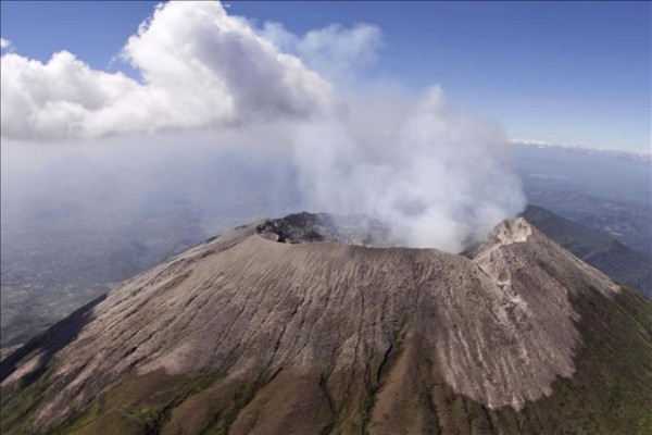 Volcán salvadoreño tiende a la calma pero sigue amenazando