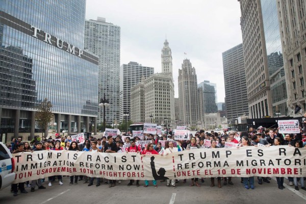 Protestan contra Trump en el Día de la Hispanidad en EUA