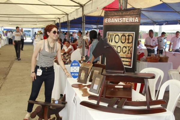 Variedad de productos exponen en el primer Bazar del sábado