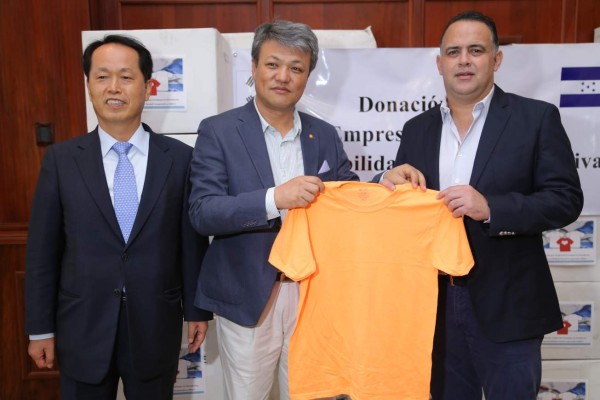 Embajada coreana dona $10 mil en camisetas a la alcaldía sampedrana