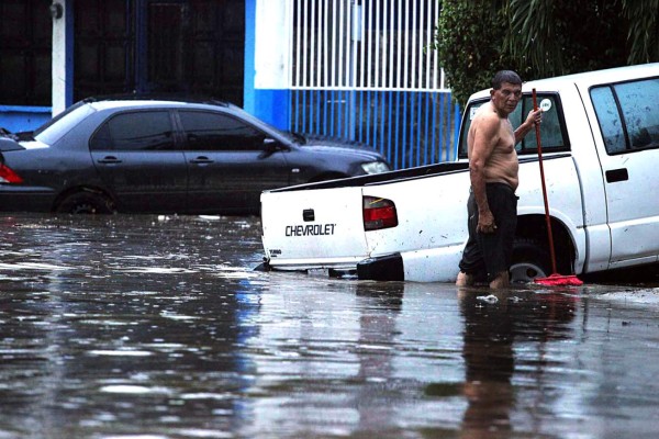 Tormenta deja inundaciones en 24 colonias, carros dañados y árboles caídos