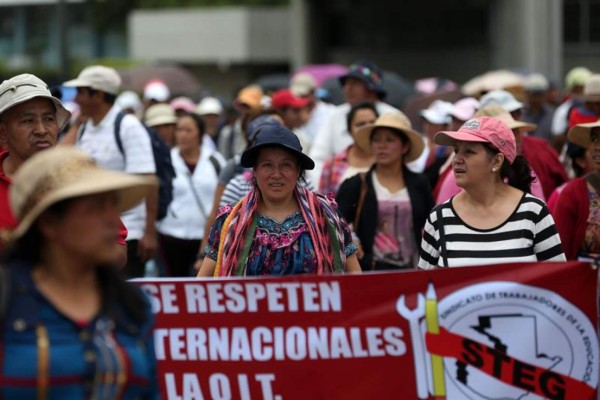 Maestros bloquean carreteras y aduanas en Guatemala  