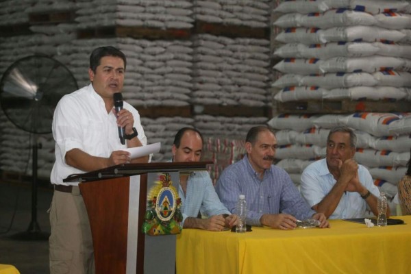 Presidente de Honduras amenaza con cárcel a acaparadores de granos