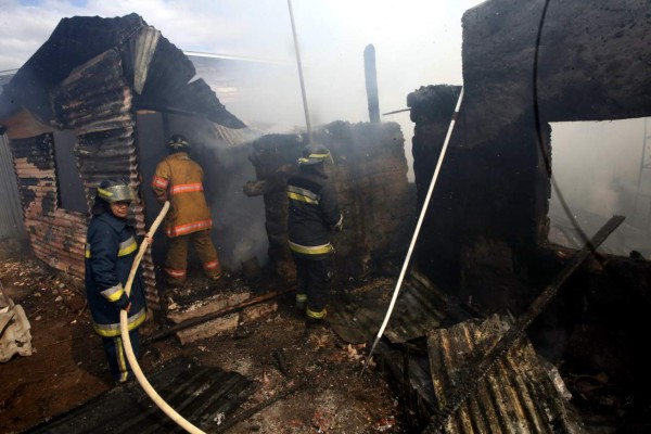 'A los niños no los puedo tener en la calle', padre de familia tras incendio que consumió su casa