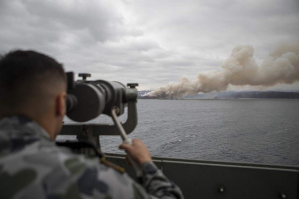 Australia despliega reservistas militares para combatir incendios