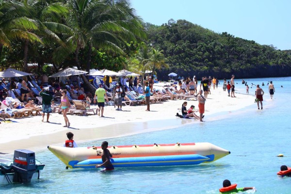 Roatán espera feriado de octubre con promociones al dos por uno