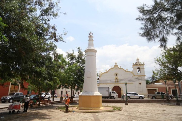 Iglesia La Merced. Este templo tiene el honor de ser el primero construido en Honduras, data de 1550, inicialmente se llamó Iglesia de La Inmaculada Concepción. En 1561 fue elevada a la categoría de catedral constituyéndose en una de las primeras de América; una de sus torres es el sitio que alojó en un principio al reloj Moro, donado por Felipe III y que ahora se encuentra en la catedral principal.