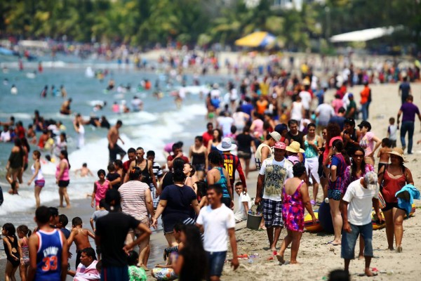 Miles disfrutan ya del verano en la playas de Honduras