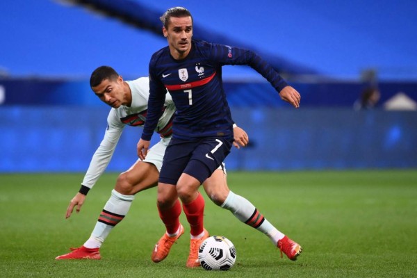 France's forward Antoine Griezmann (C) vies with Portugal's forward Ronaldo during the Nations League football match between France and Portugal, on October 11, 2020 at the Stade de France in Saint-Denis, outside Paris. (Photo by FRANCK FIFE / AFP)