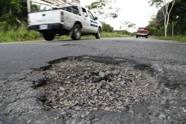 Enormes baches destruyen la CA-13 entre La Ceiba y Trujillo