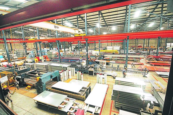 Se abre paso la manufactura de aluminio, vidrio y acero