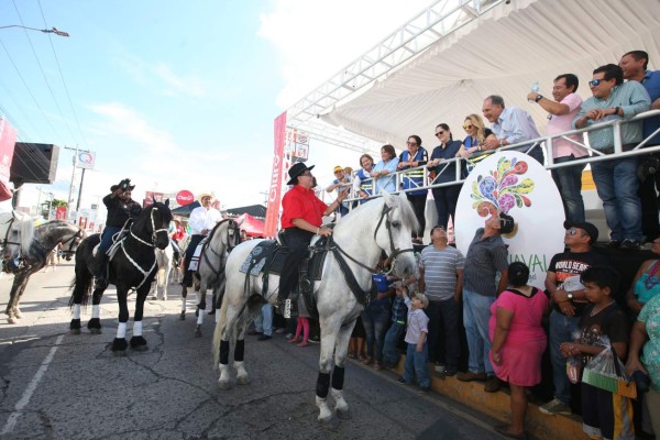 Desfile de carrozas y carnaval por el cumpleaños de la capital