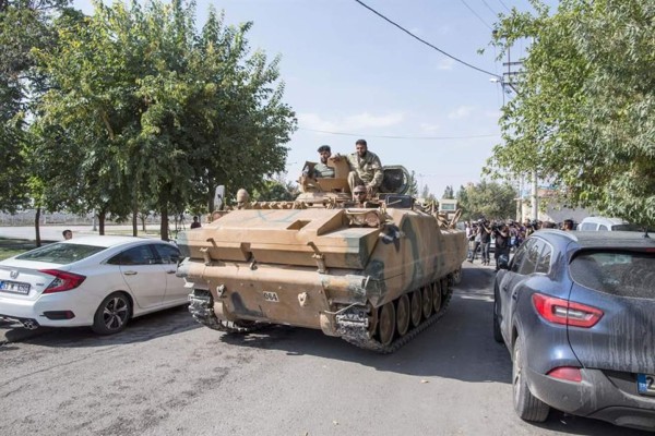 Tropas sirias avanzan en territorio kurdo hacia la frontera turca en cumplimiento del acuerdo