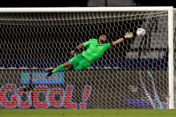 AMDEP4150. RÍO DE JANEIRO (BRASIL), 14/06/2021.- El arquero Claudio Bravo de Chile no alcanza hoy a atajar el disparo de Lionel Messi de Argentina, durante un partido de la Copa América en el estadio Olímpico Nilton Santos, en Río de Janeiro (Brasil). EFE/Antonio Lacerda