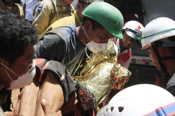 Fotos del rescate de tres mineros de los once atrapados en Honduras