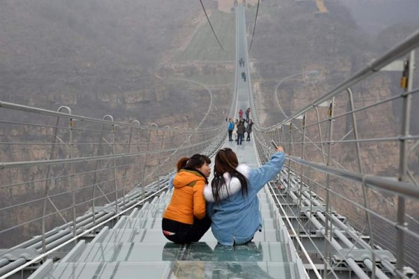 China 'flota' en el cielo con un nuevo puente de cristal de récord