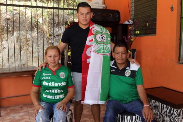 Kevin Espinoza y sus padres en Honduras.