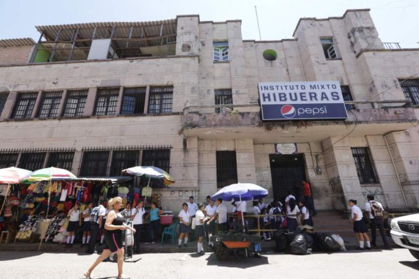 Maestros del Instituto Hibueras paralizan labores por falta de pagos