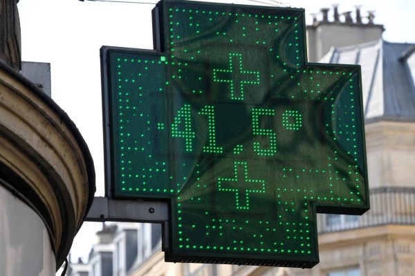 A street thermometer shows a temperature of 41.5 degrees Celsius, on July 25, 2019 in Paris, as a new heatwave hits the French capital. - After all-time temperature records were smashed in Belgium, Germany and the Netherlands on July 24, Britain and the French capital Paris could on July 25, see their highest ever temperatures. (Photo by Bertrand GUAY / AFP)