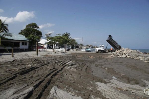 Limpian playas de La Ceiba para recibir veraneantes