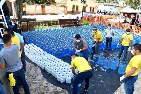 La taza se llenará con 15,730 litros de agua purificada, que será hervida por calentadores que estarán integrados a la misma.