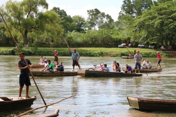 En cayucos cruzan el Humuya tras caída de puente en Santa Rita