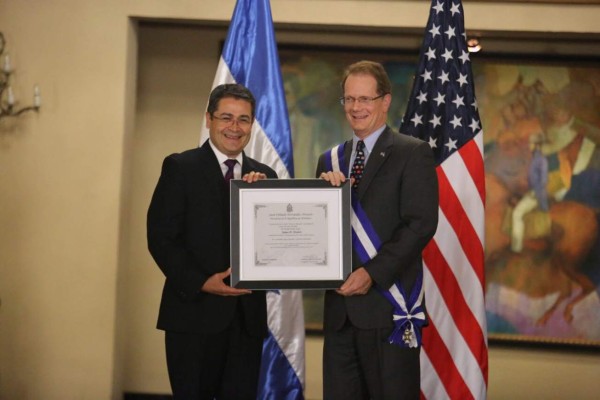 Condecoran al embajador de EUA, James Nealon, con la Orden Francisco Morazán
