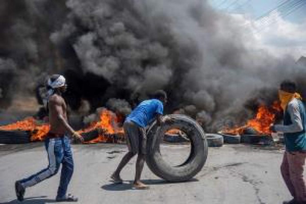 La capital de Haití sigue paralizada en el segundo día de protestas seguido