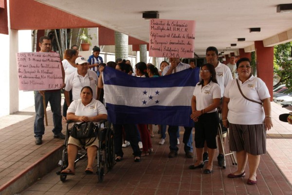 Pacientes con esclerosis múltiple de San Pedro Sula exigen medicamentos