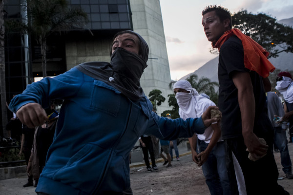 Oposición vuelve a enfrentarse con la policía en Venezuela