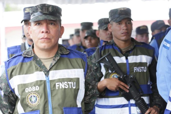 Militares comienzan a dar seguridad a los pasajeros en Tegucigalpa