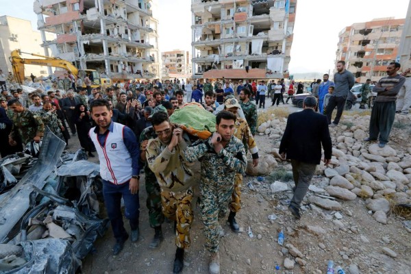 Un devastador terremoto causa más de 400 muertos en el oeste de Irán