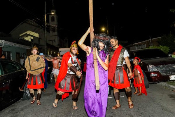 Hondureños reviven la pasión y muerte de Jesús en San Pedro Sula