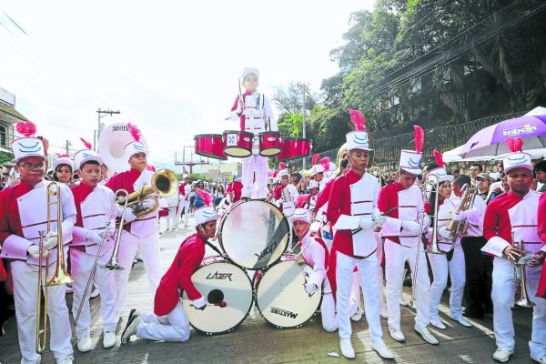 Colegios de Tegucigalpa también rindieron honor a Honduras