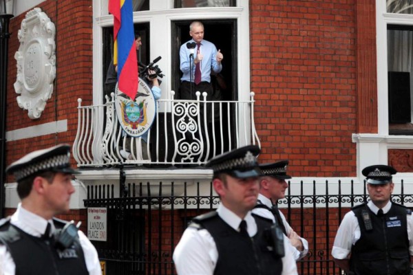 Policía británica reduce drásticamente el cerco a Assange