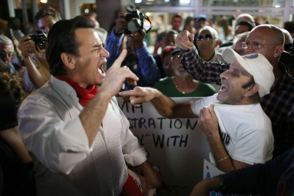 Cubanos en EUA se van a los golpes por izado de bandera en la isla