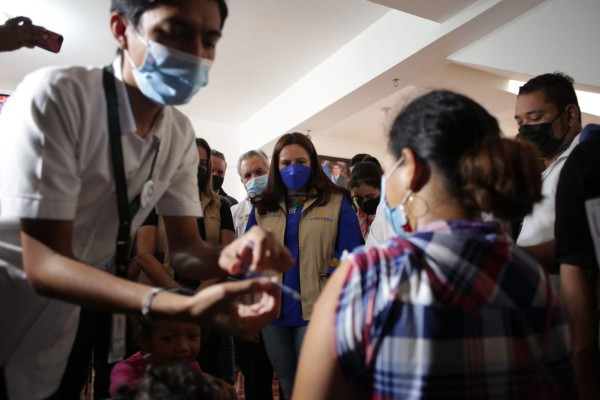 Vacunan a migrantes hondureños contra el covid 19 en la frontera sur de México