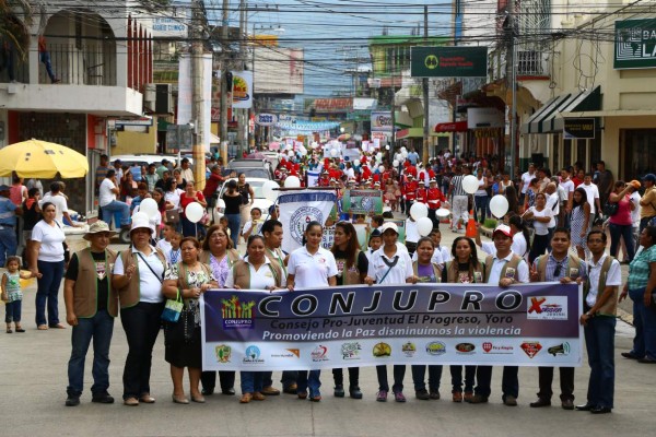 4,000 jóvenes marchan por la paz y justicia en El Progreso