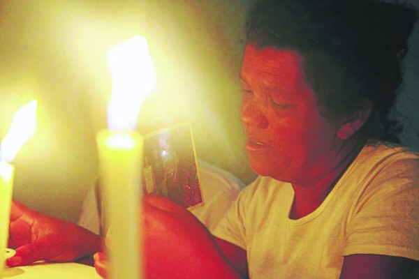Familias de mineros hondureños oran para que se produzca el milagro