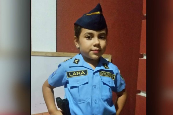 ¡Manos arriba!, la niña hondureña que sueña con ser policía